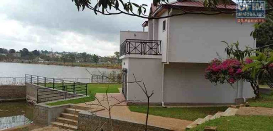 A vendre trois appartements meublés en duplex, Ambohibao
