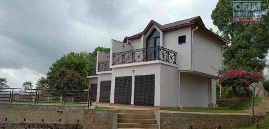 A vendre trois appartements meublés en duplex, Ambohibao
