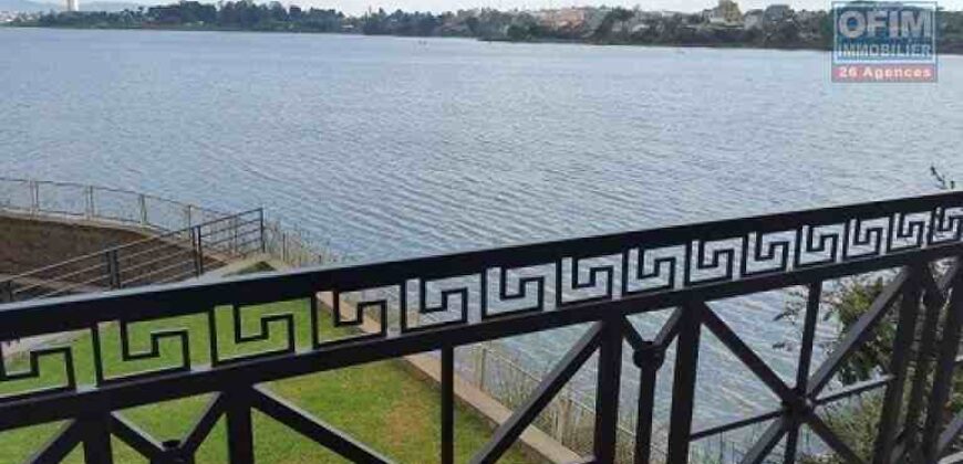 A vendre trois appartements meublés en duplex, Ambohibao