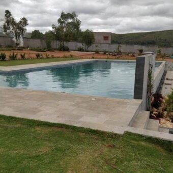 Propriété de 8 000 m² avec villa et piscine à vendre à Andakana, Ambohidratrimo