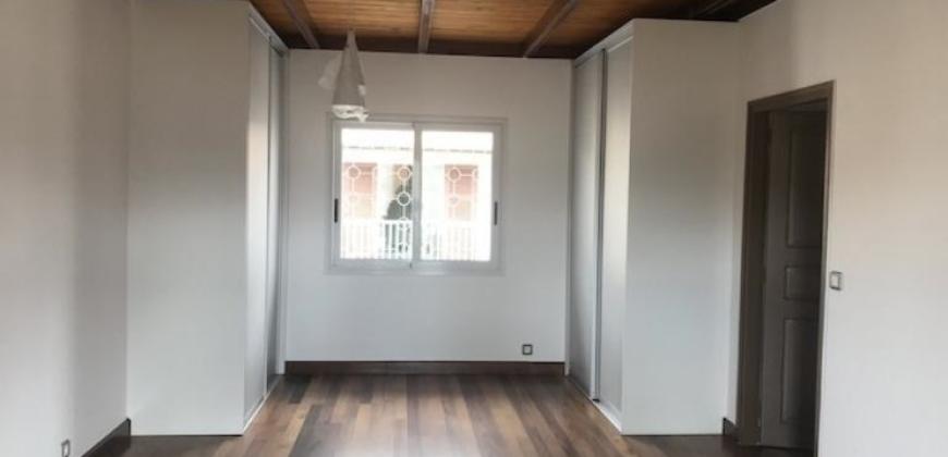 A louer une belle villa T5 à étage située dans une résidence sécurisée à Tanjombato