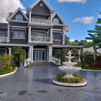 A vendre une grande villa F8 de standing avec piscine sur 4100 m² de terrain à Ambohibao