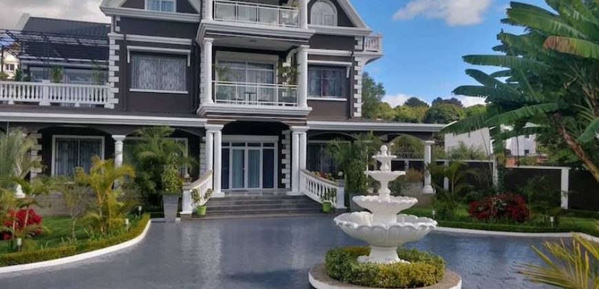 A vendre une grande villa F8 de standing avec piscine sur 4100 m² de terrain à Ambohibao