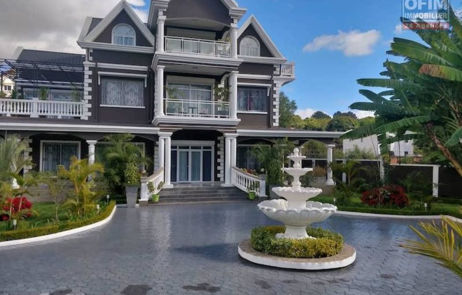 A vendre une grande villa F8 de standing avec piscine sur 4100 m² de terrain à Ambohibao