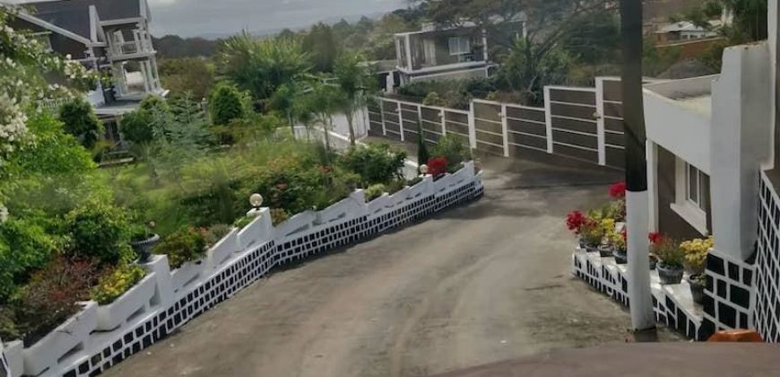 A vendre une grande villa F8 de standing avec piscine sur 4100 m² de terrain à Ambohibao