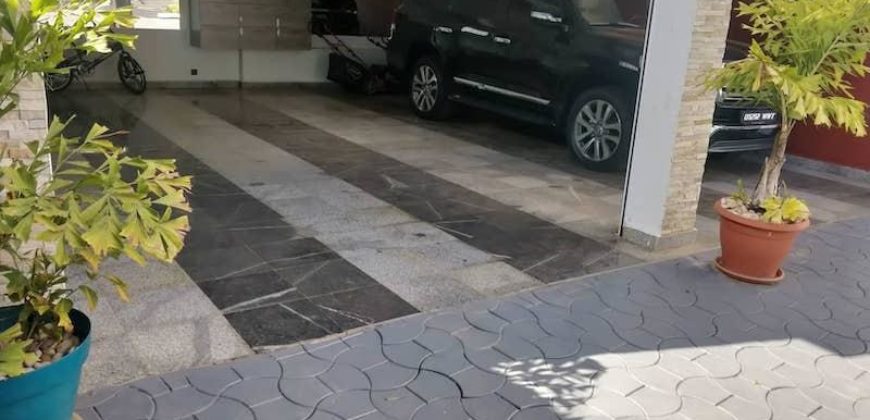 A vendre une grande villa F8 de standing avec piscine sur 4100 m² de terrain à Ambohibao