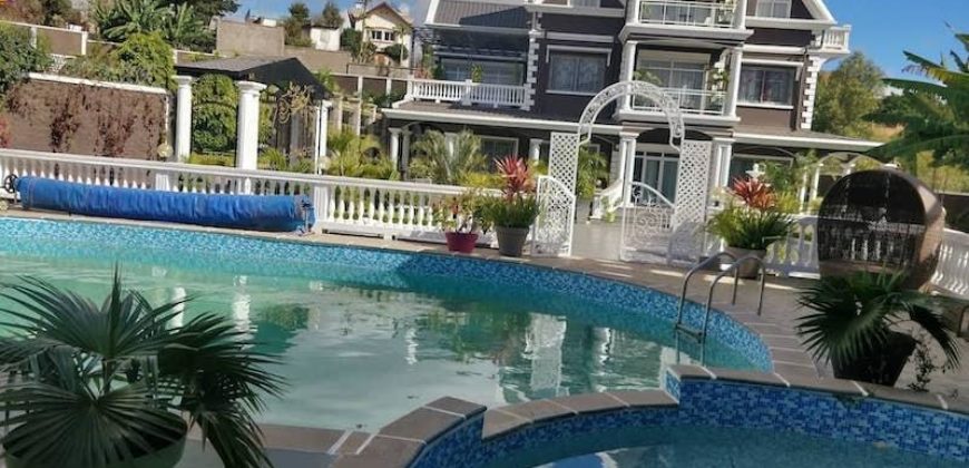 A vendre une grande villa F8 de standing avec piscine sur 4100 m² de terrain à Ambohibao
