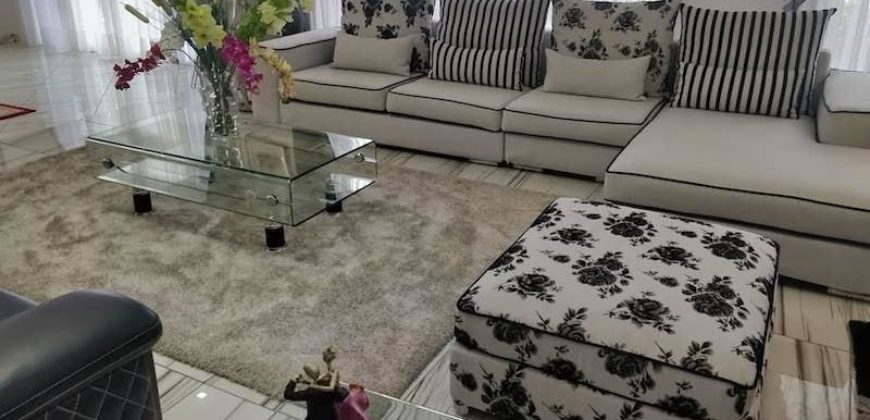 A vendre une grande villa F8 de standing avec piscine sur 4100 m² de terrain à Ambohibao