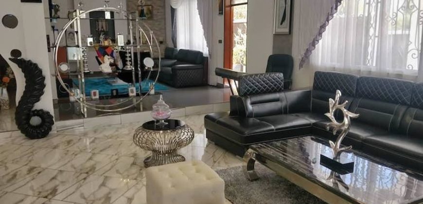 A vendre une grande villa F8 de standing avec piscine sur 4100 m² de terrain à Ambohibao