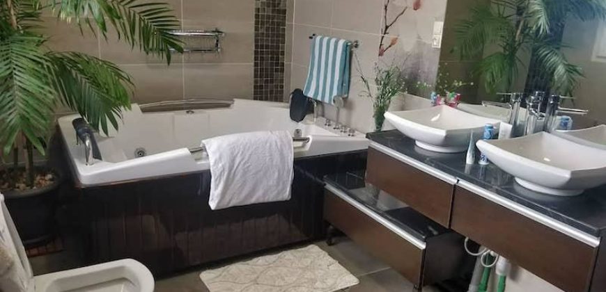 A vendre une grande villa F8 de standing avec piscine sur 4100 m² de terrain à Ambohibao