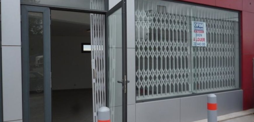 À louer : Local commercial ou professionnel de 42 m² en bord de route à Ambohibao