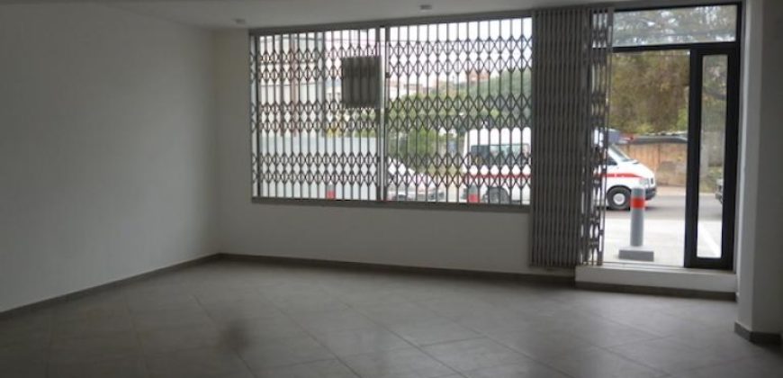 À louer : Local commercial ou professionnel de 42 m² en bord de route à Ambohibao