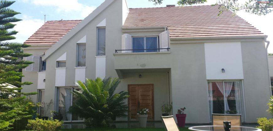 A louer une charmante villa de type F5 semi-meublée située à Ilaivola Ivato