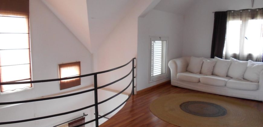 A louer une charmante villa de type F5 semi-meublée située à Ilaivola Ivato