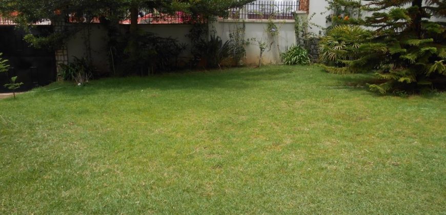 A louer une charmante villa de type F5 semi-meublée située à Ilaivola Ivato