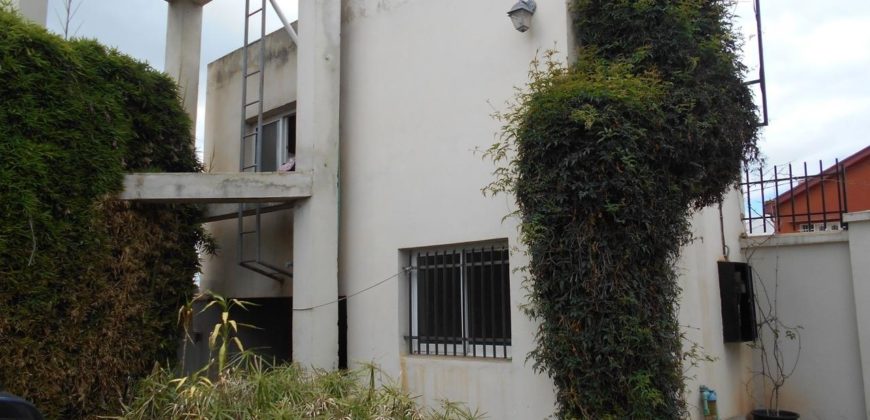 A louer une charmante villa de type F5 semi-meublée située à Ilaivola Ivato