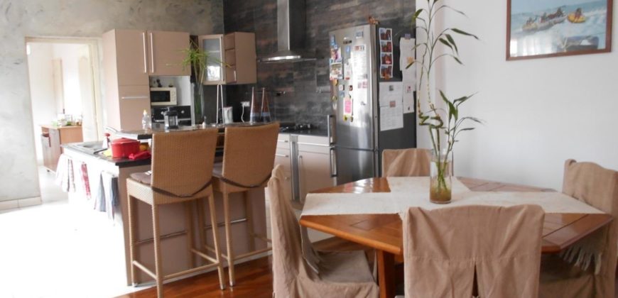 A louer une charmante villa de type F5 semi-meublée située à Ilaivola Ivato