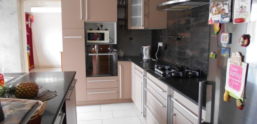 A louer une charmante villa de type F5 semi-meublée située à Ilaivola Ivato