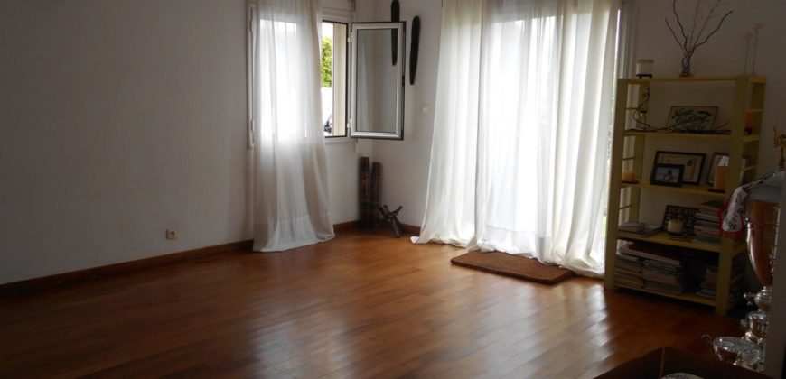 A louer une charmante villa de type F5 semi-meublée située à Ilaivola Ivato