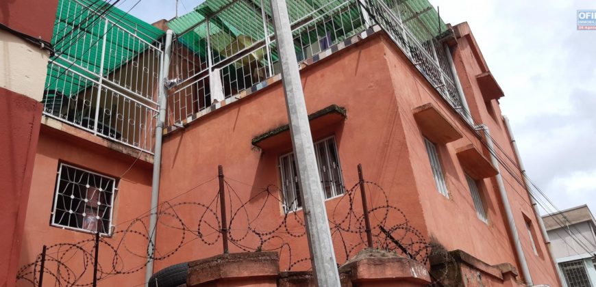 Villa rénovée située dans un quartier sécurisé au sein de la cité d’Ampefiloha
