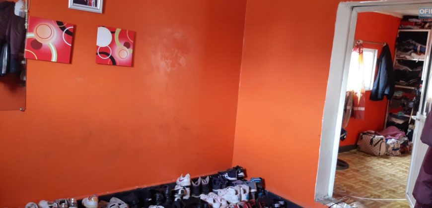 Villa rénovée située dans un quartier sécurisé au sein de la cité d’Ampefiloha