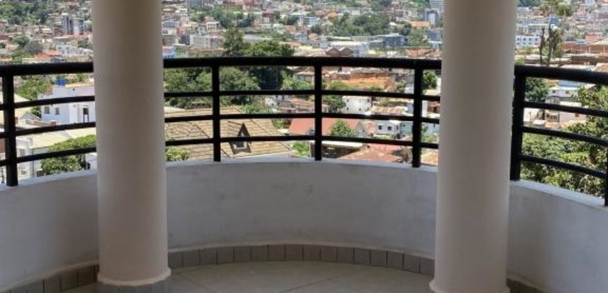 Appartement de type T3 dans un immeuble neuf, Tsiadana