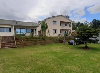 À vendre : Propriété de 1862 m² comprenant 2 villas et un studio, située à Iavoloha