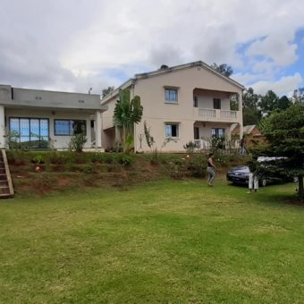 À vendre : Propriété de 1862 m² comprenant 2 villas et un studio, située à Iavoloha