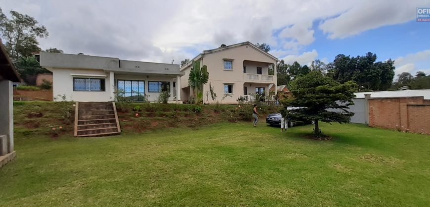 À vendre : Propriété de 1862 m² comprenant 2 villas et un studio, située à Iavoloha