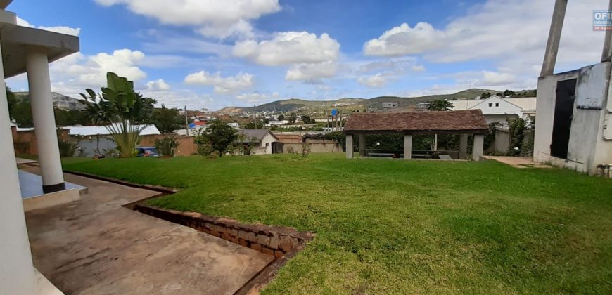 À vendre : Propriété de 1862 m² comprenant 2 villas et un studio, située à Iavoloha