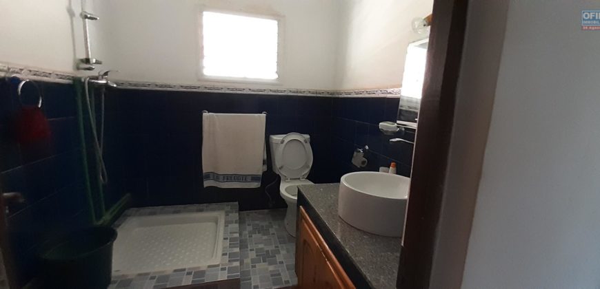 À vendre : Propriété de 1862 m² comprenant 2 villas et un studio, située à Iavoloha