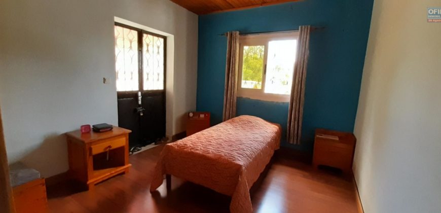 À vendre : Propriété de 1862 m² comprenant 2 villas et un studio, située à Iavoloha