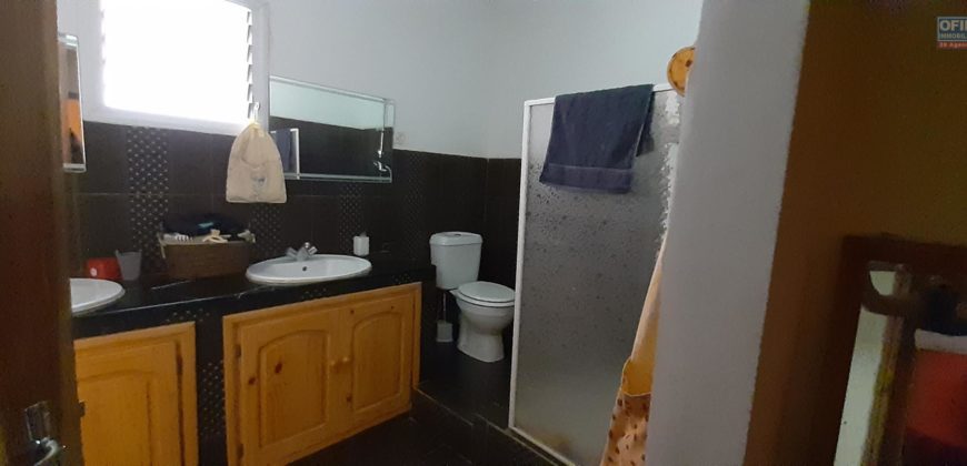 À vendre : Propriété de 1862 m² comprenant 2 villas et un studio, située à Iavoloha