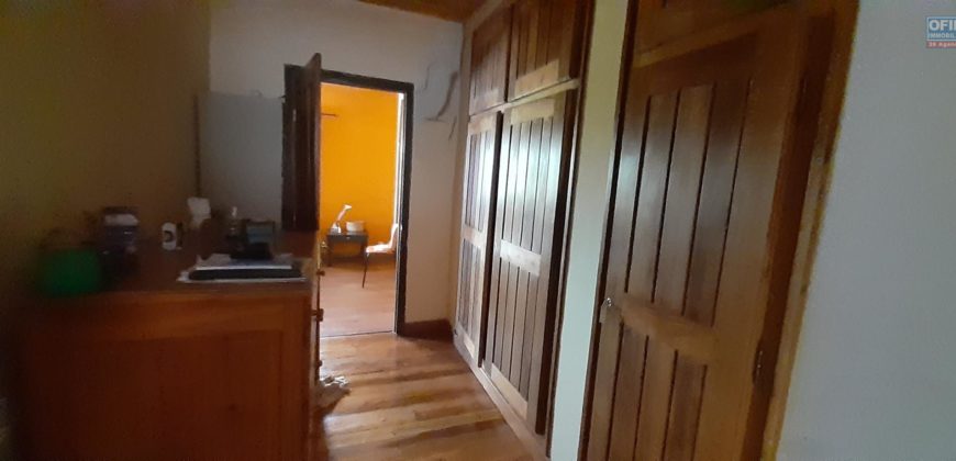 À vendre : Propriété de 1862 m² comprenant 2 villas et un studio, située à Iavoloha