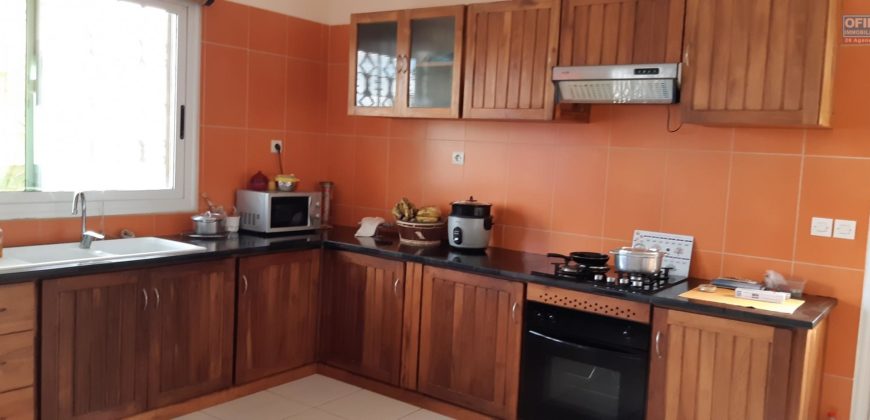 À vendre : Propriété de 1862 m² comprenant 2 villas et un studio, située à Iavoloha