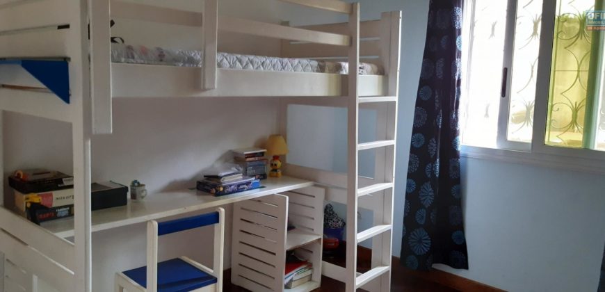 À vendre : Propriété de 1862 m² comprenant 2 villas et un studio, située à Iavoloha