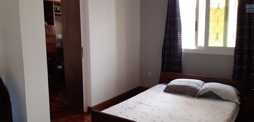À vendre : Propriété de 1862 m² comprenant 2 villas et un studio, située à Iavoloha