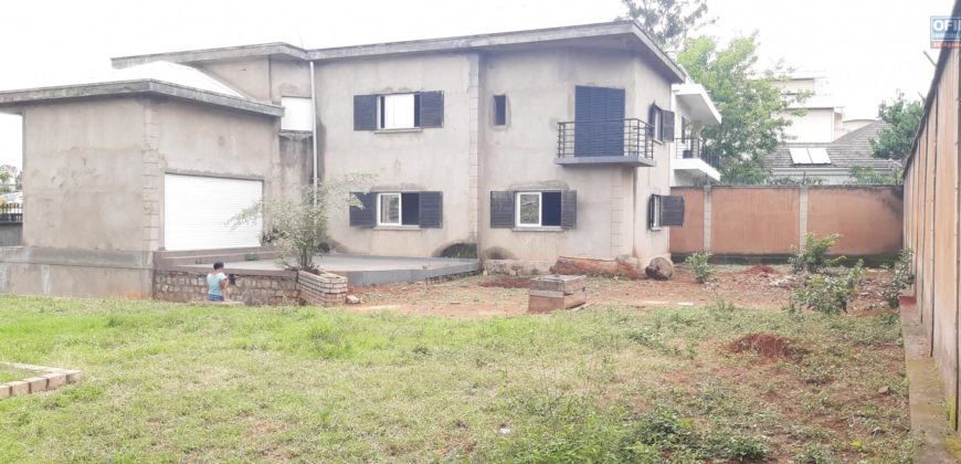 Villa F6 à vendre  située dans un quartier résidentiel à Androhibe
