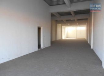 Entrepot 250m2 , Anosizato