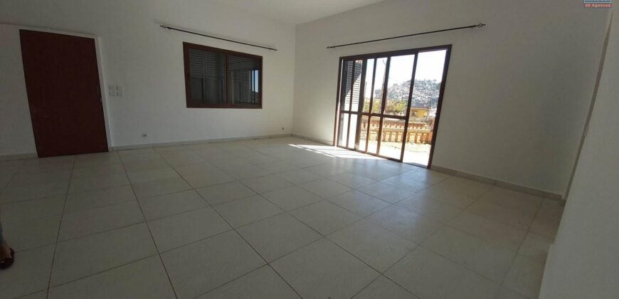 Spacieux appartement T4,Ambohimiandra