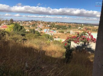 A vendre villa T4 à finition sur un beau terrain de 874 m2 avec vue imprenable sur les montagnes à Ambohidratrimo