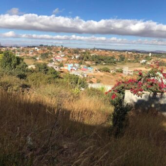 A vendre villa T4 à finition sur un beau terrain de 874 m2 avec vue imprenable sur les montagnes à Ambohidratrimo