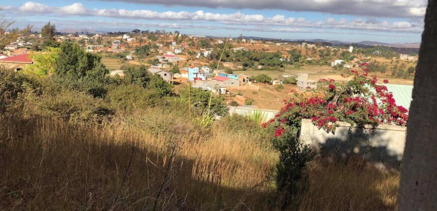 A vendre villa T4 à finition sur un beau terrain de 874 m2 avec vue imprenable sur les montagnes à Ambohidratrimo