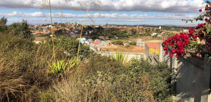 A vendre villa T4 à finition sur un beau terrain de 874 m2 avec vue imprenable sur les montagnes à Ambohidratrimo