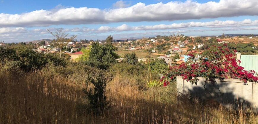 A vendre villa T4 à finition sur un beau terrain de 874 m2 avec vue imprenable sur les montagnes à Ambohidratrimo