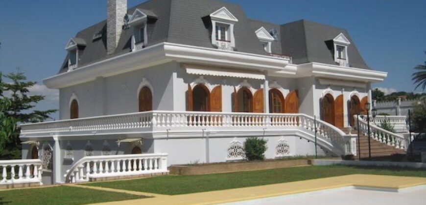 Splendide Villa F9  avec piscine de style Mansart, Ambohibao