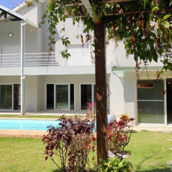 A louer une magnifique villa F7 avce piscine et jardin située dans une belle résidence sécurisée à Ambatobe