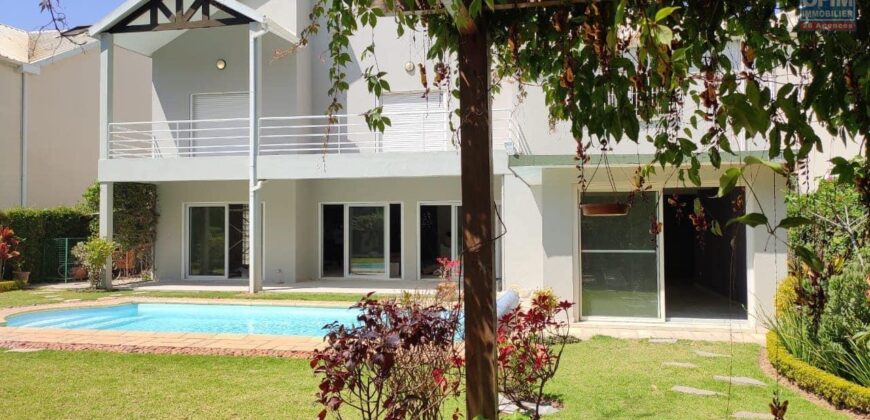 A louer une magnifique villa F7 avce piscine et jardin située dans une belle résidence sécurisée à Ambatobe