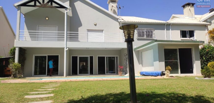 A louer une magnifique villa F7 avce piscine et jardin située dans une belle résidence sécurisée à Ambatobe