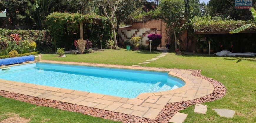 A louer une magnifique villa F7 avce piscine et jardin située dans une belle résidence sécurisée à Ambatobe